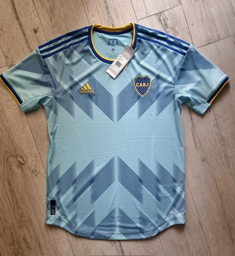 Boca puso a la venta una nueva y curiosa camiseta alternativa dónde