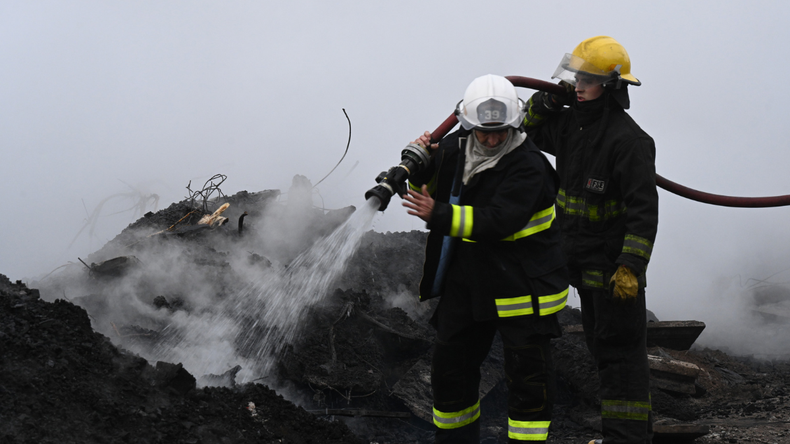 Voraz Incendio Destruy Un Dep Sito De Pallets De Madera Investigan Si