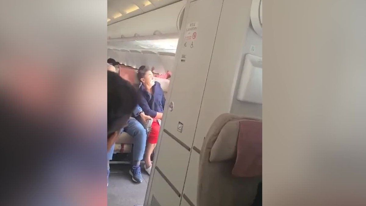 Un pasajero abrió la puerta de un avión en pleno vuelo al menos 10