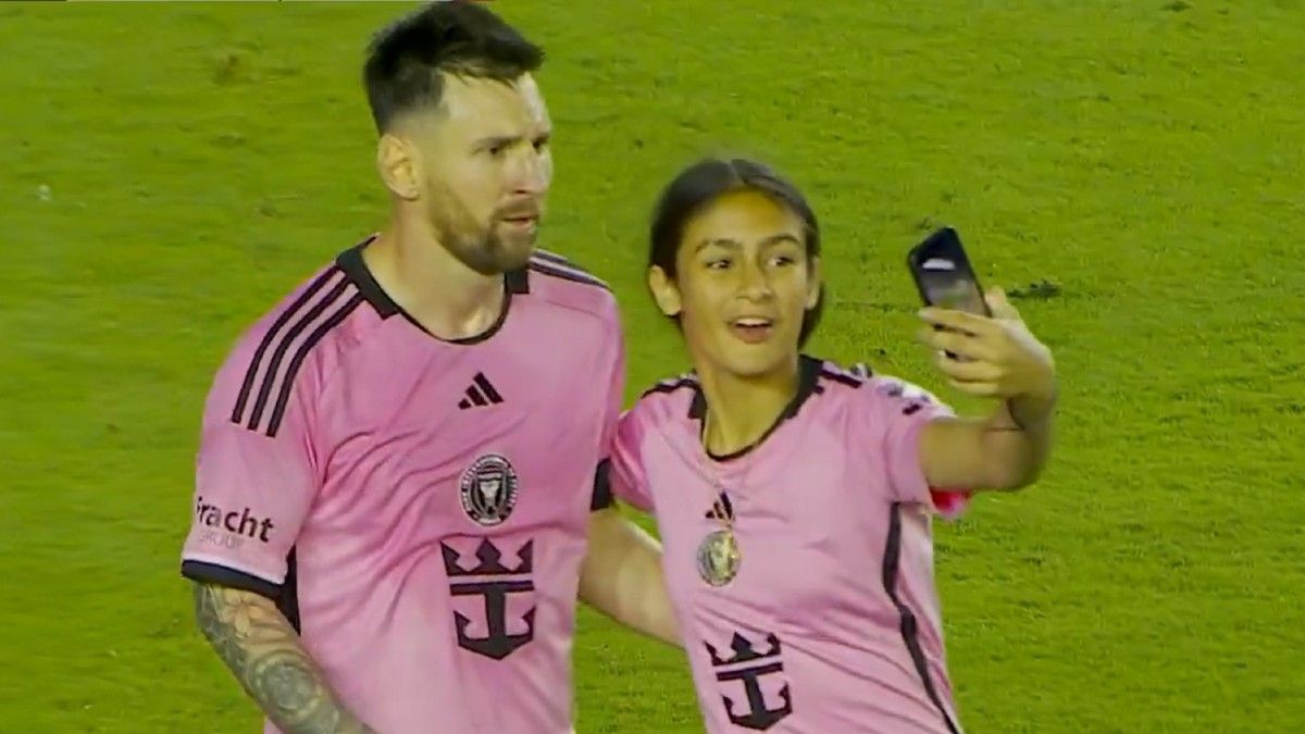 El Protector Gesto De Messi Con Una Nena Que Se Meti A Sacarse Una