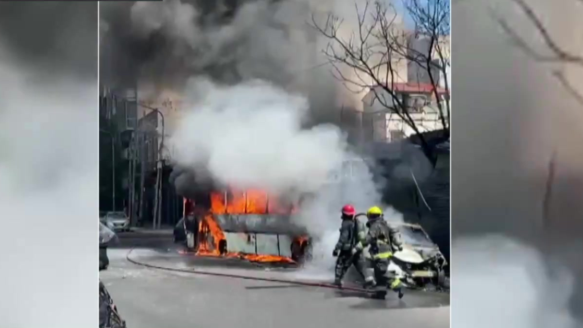 Video Un Colectivo Perdi El Control Choc Y Se Prendi Fuego En