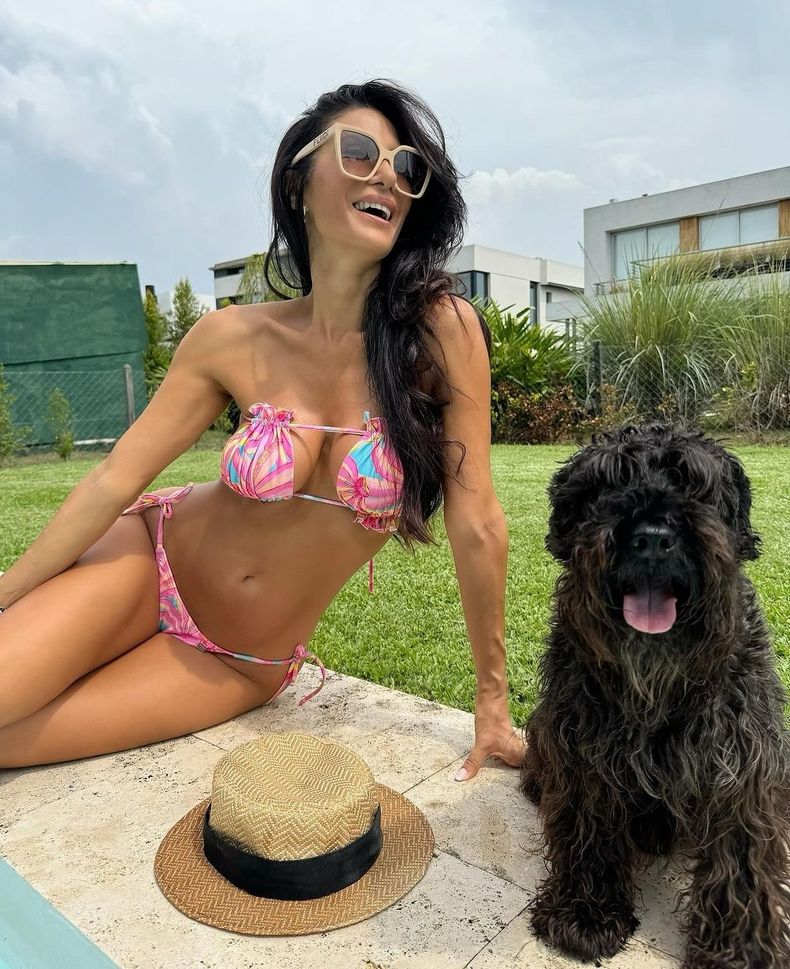 Silvina Escudero disfrutó de la pileta con una microbikini estampada