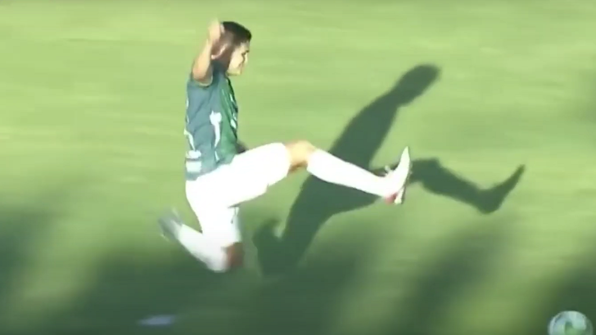 Video Un Futbolista Lanz Una Terrible Patada Contra Dos Excompa Eros