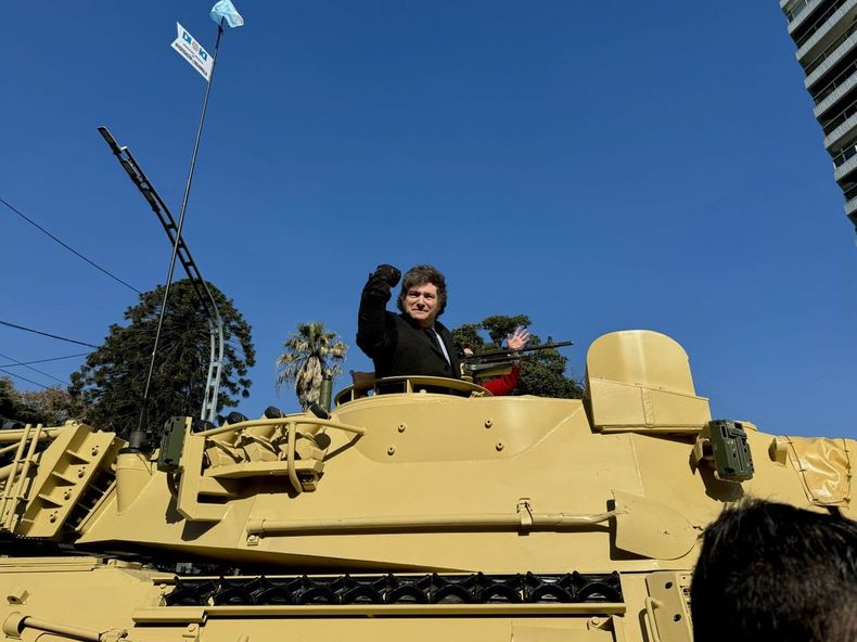 Javier Milei Y Victoria Villarruel Desfilaron Arriba De Un Tanque