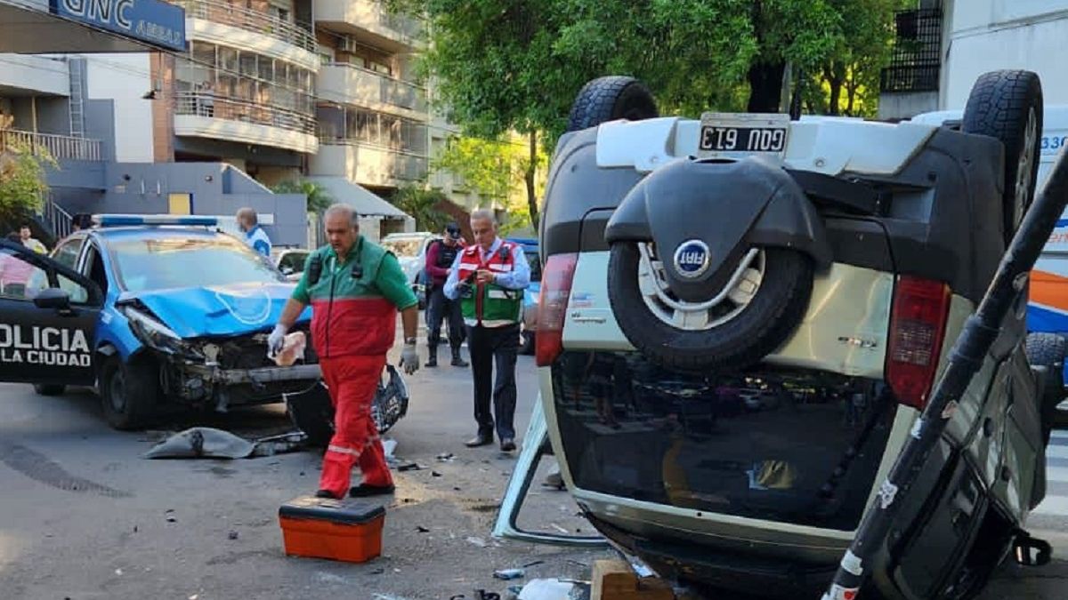 Impresionante choque y vuelco entre un patrullero y una camioneta en Núñez