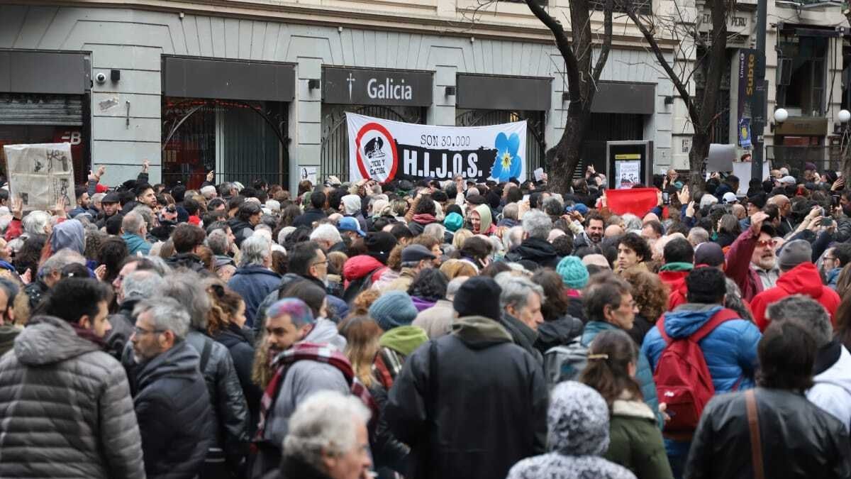 Masiva movilización en la Legislatura porteña en rechazo al acto