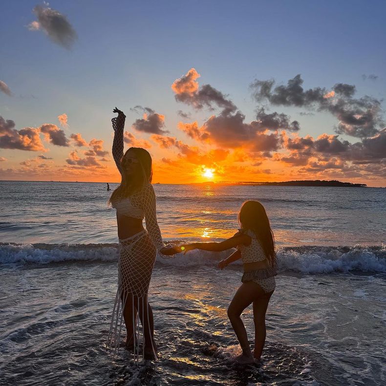 Floppy Tesouro disfrutó el atardecer playero con microbikini y vestido