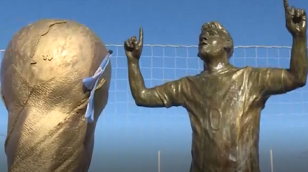 La primera estatua de Lionel Messi con las tres estrellas está en Mar