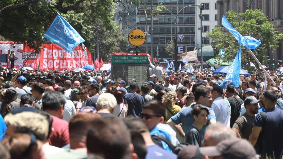 Masiva Marcha De La Cgt Contra El Dnu De Milei Que Desregula La Econom A