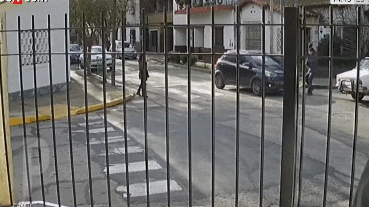 el loco del hacha: choco, bajo y le destrozo el parabrisas