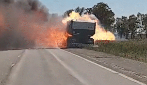 Un camión se prendió fuego y rompió los vidrios de un micro de larga distancia en Ruta 3.