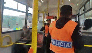 Filmaron y requisaron a los pasajeros del transporte público.