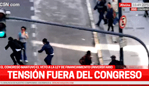 Tensión fuera del Congreso: corridas y golpes a un militante libertario