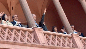 Milei salió al balcón de la Rosada para saludar en su cumpleaños y fue sorprendido por la protesta de universitarios