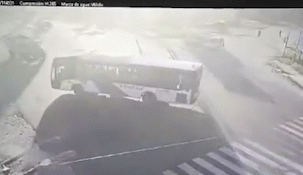 Los vehículos involucrados son una unidad de la línea 180 y un camión que transportaba sebo animal. Los vehículos involucrados son una unidad de la línea 180 y un camión que transportaba sebo animal.