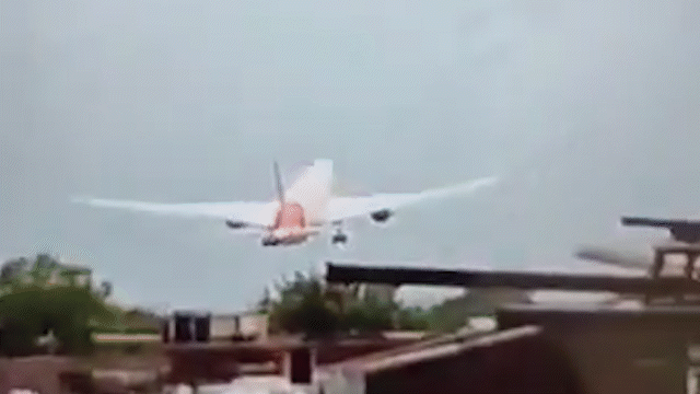 El avión se estrelló en una zona residencial.
