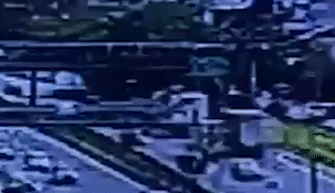 Video: así fue el choque del camión que derrumbó un puente peatonal sobre la General Paz