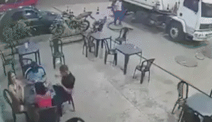 prendio un cigarrillo, tiro el fosforo al piso y prendio fuego una estacion de servicio prendio un cigarrillo, tiro el fosforo al piso y prendio fuego una estacion de servicio