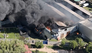 Incendio en Francisco Álvarez: tras cinco horas, el humo persiste y hay peligro de derrumbe Incendio en Francisco Álvarez: tras cinco horas, el humo persiste y hay peligro de derrumbe