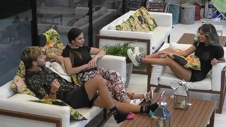 Nacho y Romina vieron un objeto oscuro sobrevolar la casa y quedaron sorprendidos.