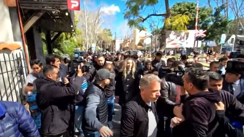 Karina Milei llegando a la escuela de Vicente Lopez rodeada de un fuerte operativo de seguridad.  