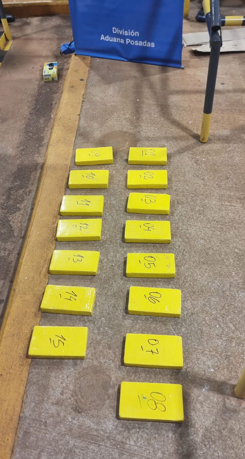 Agentes de Aduana secuestraron 16 kilos de cocaína de un ciudadano paraguayo que intentaba entrar al país.