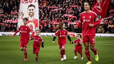Una imágen, mil palabras: la bandera de Diogo Jota detrás y sus hijos en cancha.