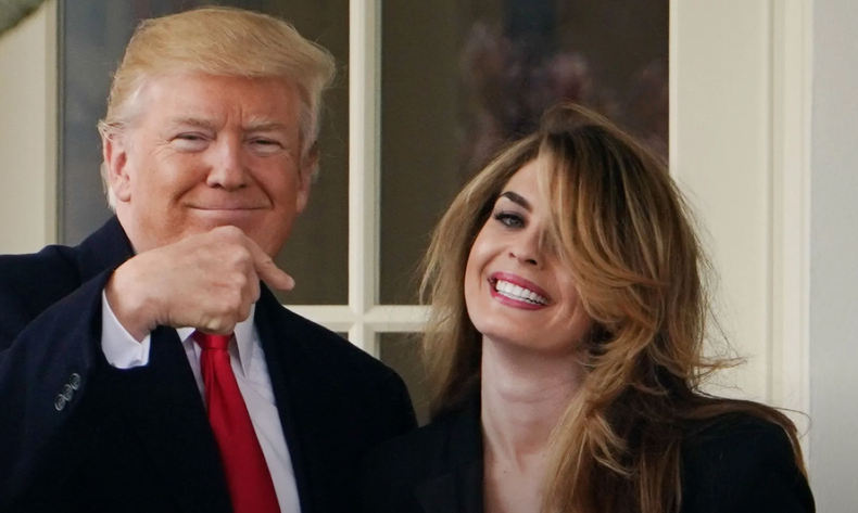 Donald Trump junto a la exasesora de campaña Hope Hicks.