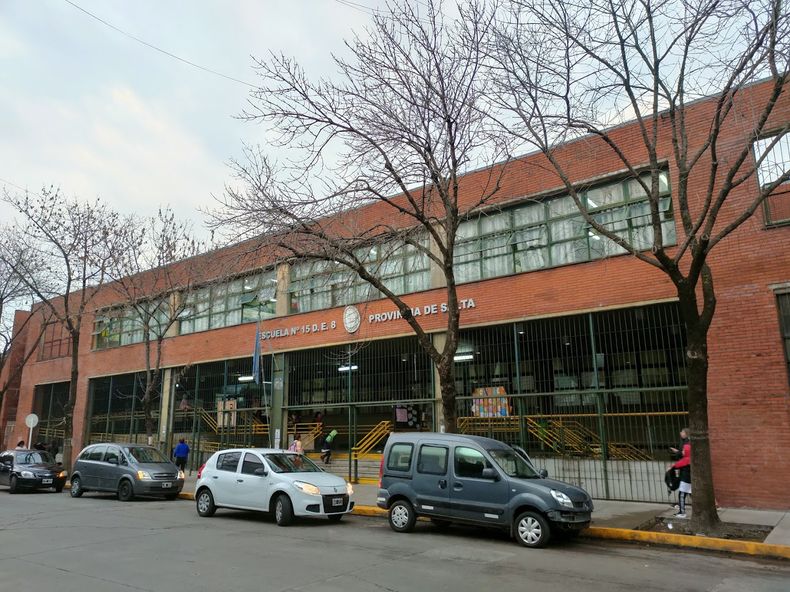 La directora advirtió sobre la situación en la puerta del colegio.