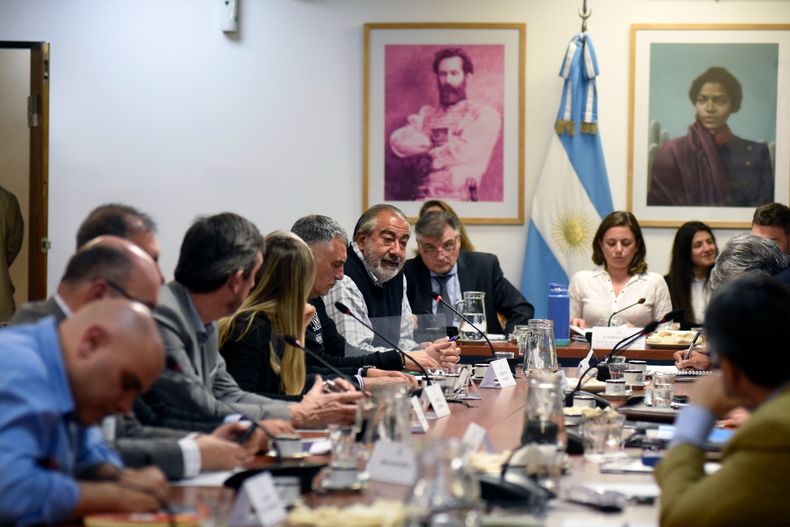 Buscan&nbsp;llevar las actuales 48 horas a 36 semanales o a un máximo de seis diarias.