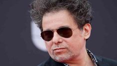 Andrés Calamaro estrenó el video de Mi bandera junto a León Gieco y un homenaje a Maradona Andrés Calamaro estrenó el video de Mi bandera junto a León Gieco y un homenaje a Maradona