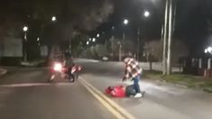 Un policía oriundo de Rosario le disparó a un motociclista durante una discusión en Neuquén. Un policía oriundo de Rosario le disparó a un motociclista durante una discusión en Neuquén.