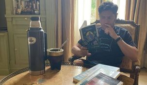 El gobernador junto a los libros cuestionados.