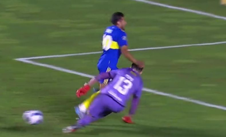 La dudosa falta que cobró el peruano Ortega.