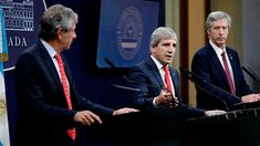 Luis Caputo en conferencia de prensa dando los anuncios economicos y el cambio de régimen. Luis Caputo en conferencia de prensa dando los anuncios economicos y el cambio de régimen.