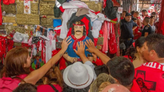Es común ver al costado de las rutas de todo el país pequeños santuarios con banderas, cintas y objetos de color rojo. Es común ver al costado de las rutas de todo el país pequeños santuarios con banderas, cintas y objetos de color rojo.