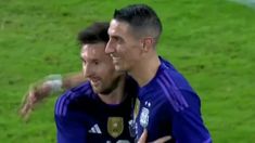 Di María se abraza con Messi tras el doblete ante Emiratos Árabes. Di María se abraza con Messi tras el doblete ante Emiratos Árabes.