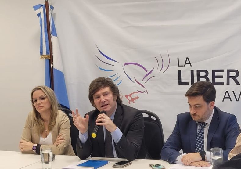 Milei estuvo acompañado por Carolina Píparo y Ramiro Marra.