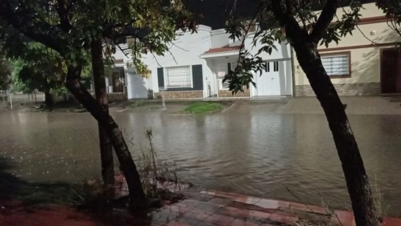 La tormenta provocó algunos anegamientos en distintas calles de la ciudad.