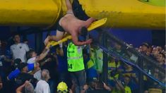 El hincha quedó colgado del alambrado al intentar pasar de tribuna. El hincha quedó colgado del alambrado al intentar pasar de tribuna.