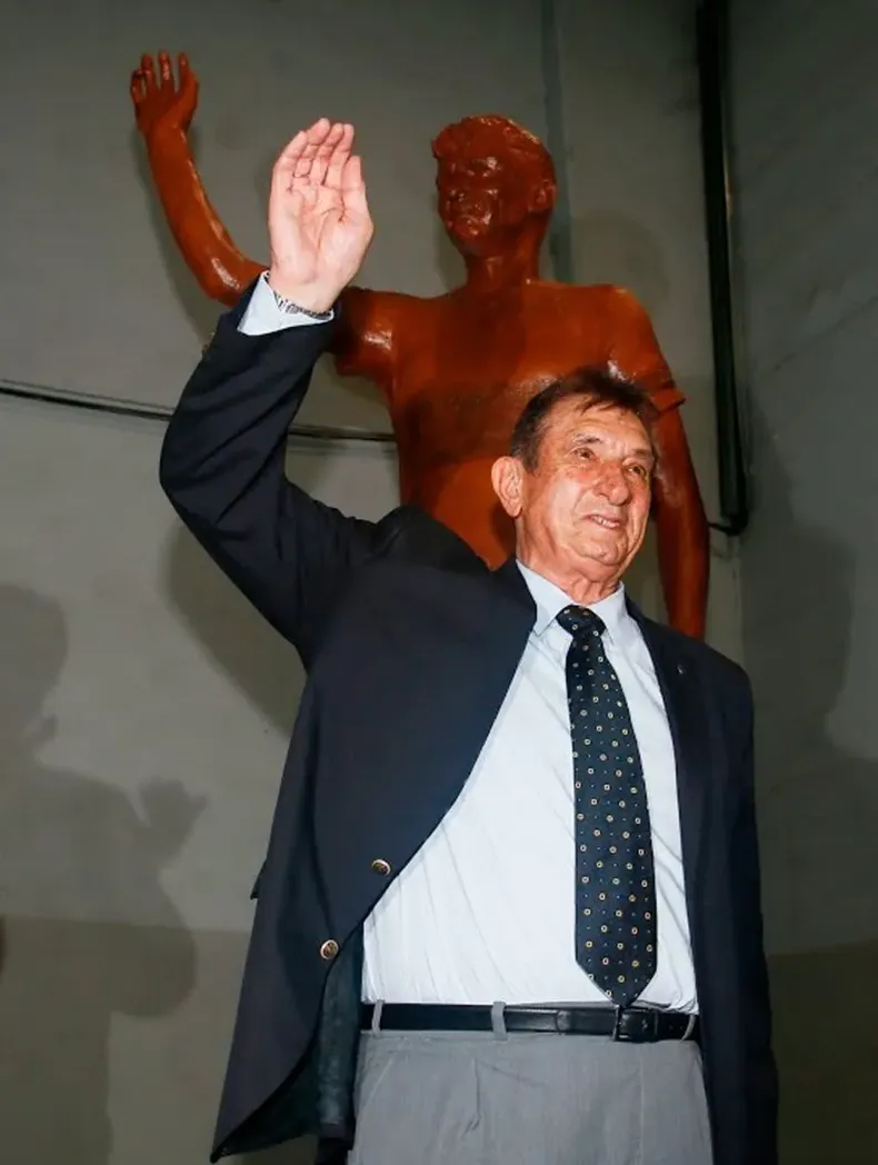 La estatua homenaje a Rattín, construida en 2015.