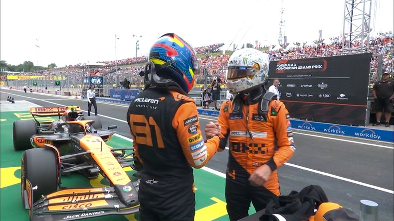 Lando Norris y Oscar Piastri se saludan al final de la clasificación.