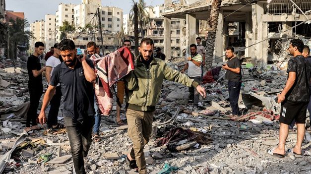 Un bombardeo mata a decenas de palestinos que esperaban ayuda humanitaria en el norte de Gaza