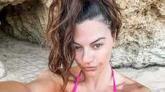 La actriz es una fanática de las microbikinis estampadas. La actriz es una fanática de las microbikinis estampadas.