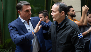 Flávio Bolsonaro y Gustavo Villatoro.