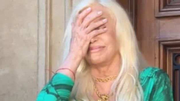 La conductora volvió de España con dolores y tendrá que volver a operarse.