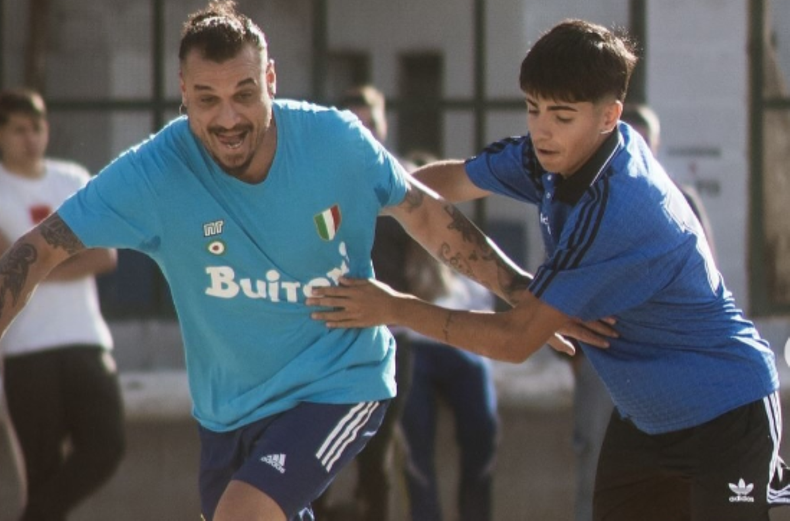 El exfutbolista jugó en el potrero de Diego Maradona con Benjamín Agüero.