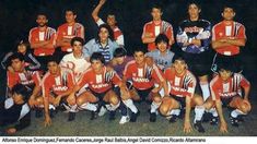 Domínguez vistiendo la camiseta de River junto a grandes figuras.