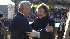 El saludo entre Javier Milei y Nicolás Pino al llegar a La Rural.&nbsp;