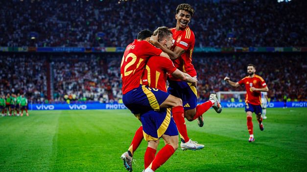 Los jugadores españoles festejan el gol de Dani Olmo, que marcó el 2-1.